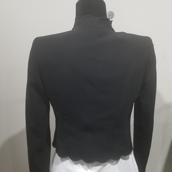 Stylish scalloped edge black open front blazer - Picture 4 of 7